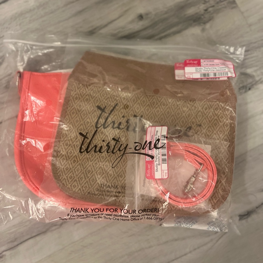 Thirty-One Studio 31 NEW-Calypso Coral w/strap, flap, classic body purse